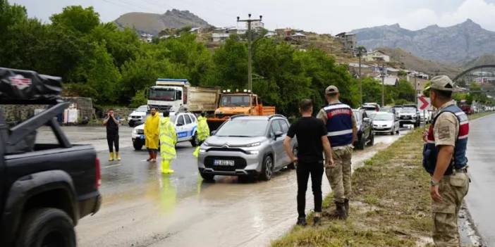 Gümüşhane’de sağanak trafiği vurdu!