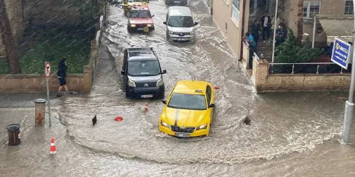 Bayburt'ta sağanak! Sokakları su bastı