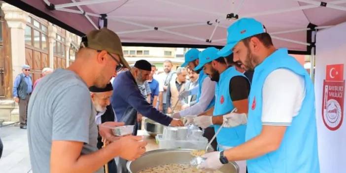 Bayburt’ta vatandaşa aşure ikramı