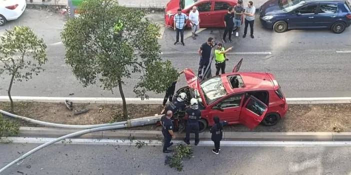 Samsun’da yoldan çıkan otomobil direğe çarptı! 2 yaralı