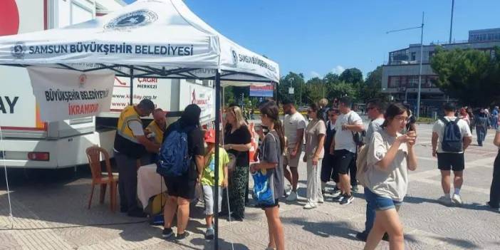 Samsun’da vatandaşa ücretsiz limonata ve su ikramı