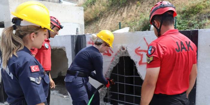 Giresun'da jandarma personeline depremde arama kurtarma eğitimi