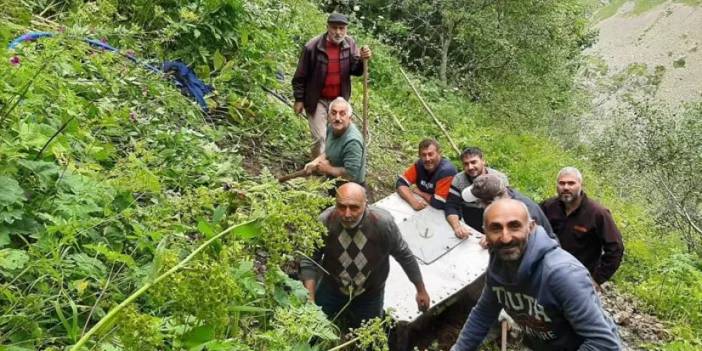 Rize’de araç yolu olmayınca çareyi kalaslarda buldular!