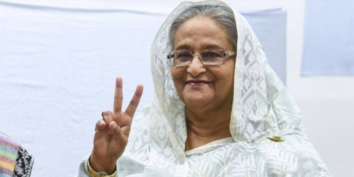 Büyük kaosun devam ettiği Bangladeş'te Başbakan Şeyh Hasina istifa etti