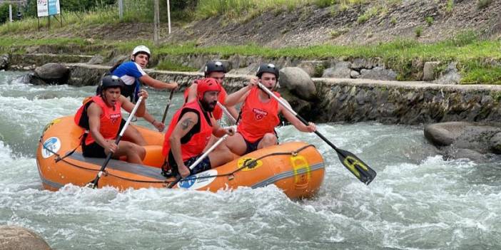 Rize’de dansçılar rafting yarışında mücadele etti