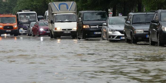 Ordu'da sağanak hayatı olumsuz etkiledi! Yol ulaşıma kapandı