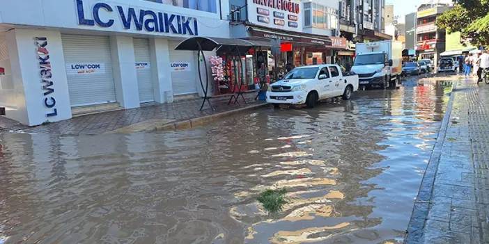 Samsun'da su borusu patladı! Yol göle döndü