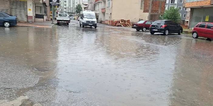 Samsun'u sağanak vurdu! Sürücü ve yayalar zor anlar yaşadı