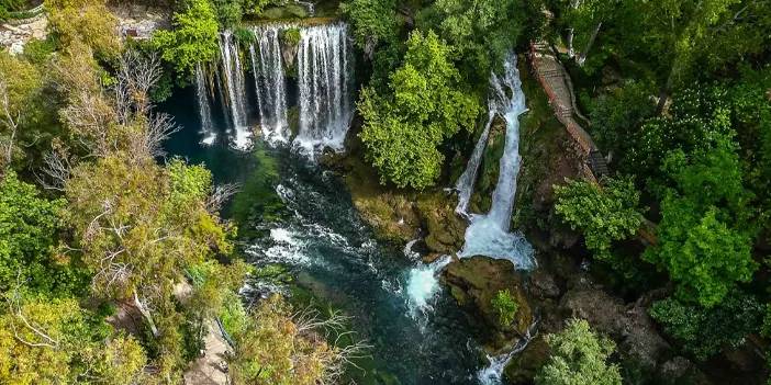 Antalya'nın ünlü Düden Şelalesi ziyaretçilerin akınına uğruyor