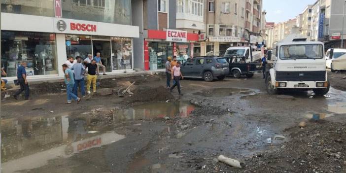 Samsun'da altyapı çalışmaları sırasında su borusu patladı