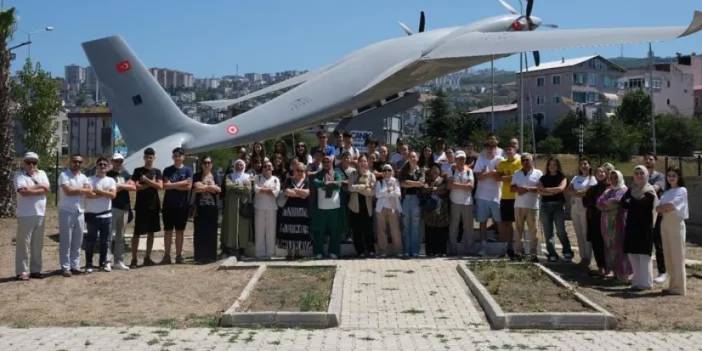 Samsun’da Rumen öğrencilerden Akıncı TİHA pozu