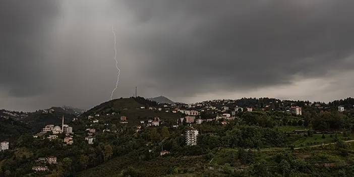 Trabzon'da sağanak etkili oldu! Trafik akışı olumsuz etkilendi