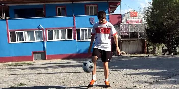 Trabzonsporlu baba oğlu için kapalı halı saha yaptı!