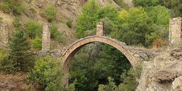 Gümüşhane'de yıllara ve doğaya meydan okuyan köprü!