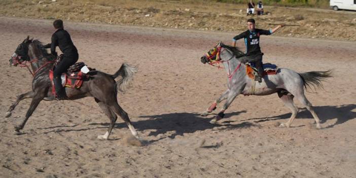 Bayburt'ta oğlunu askere cirit müsabakasıyla uğurladı!