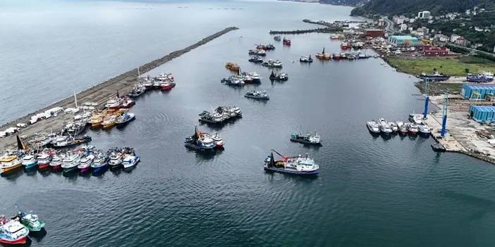 Trabzon'da fırtına etkisini gösterdi! Balıkçılar limandan kımıldayamadı