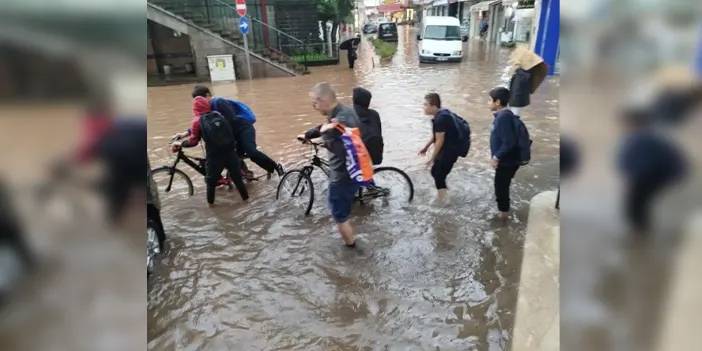 Trabzon'da şiddetli yağış hayatı zora soktu! Yollar göle döndü