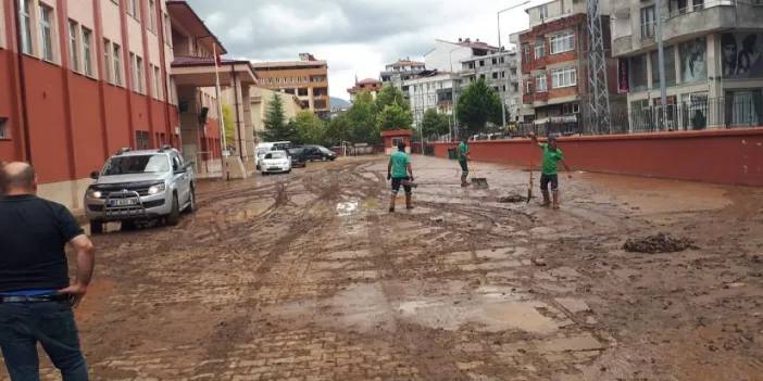 Trabzon'u sel vurmuştu! Okullarda yarın ders yapılabilecek mi?