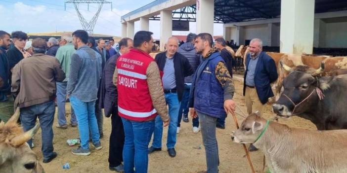 Bayburt’ta çiftçilere canlı hayvan pazarında bilgilendirme faaliyeti