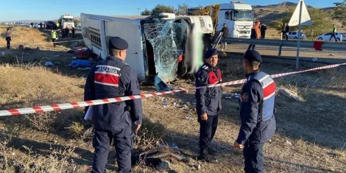 Yolcu otobüsü devrildi! Çok sayıda ölü ve yaralı var