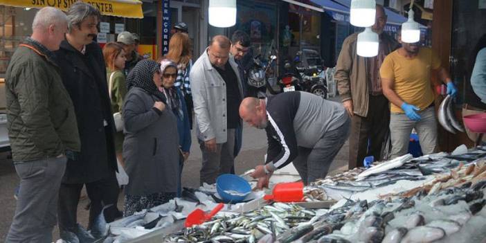 Sinop’ta balık bereketi: Tezgahlar palamutla şenlendi, vatandaş akın etti!