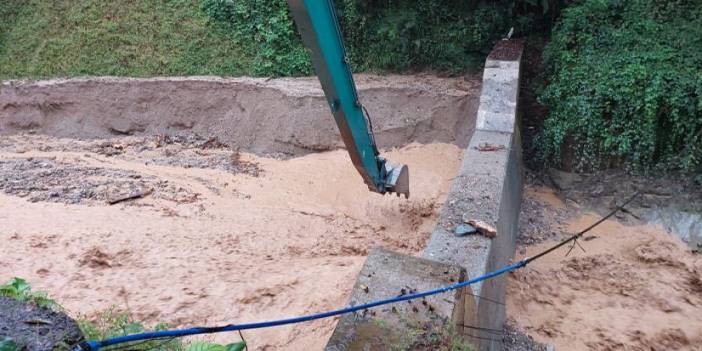 Rize'de heyelanlı alanda diken üstünde temizleme çalışması