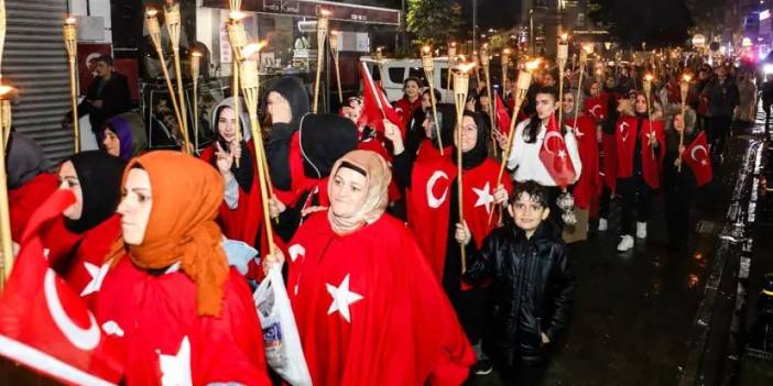 Trabzon’da Cumhuriyet’in yıl dönümü için fener alayı!