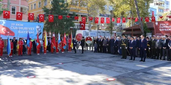 Akçaabat’ta Cumhuriyet Bayramı için çelenk sunuldu!