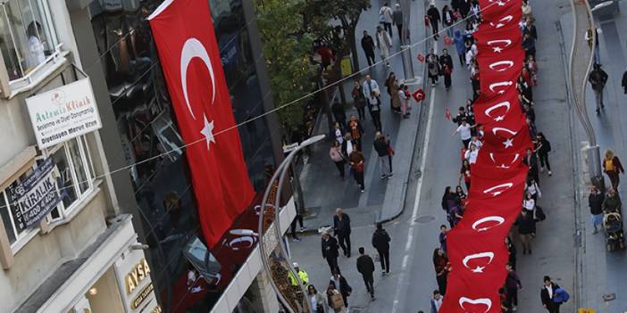 Samsun'da 1919 metrelik Türk bayrağı ile coşkulu Cumhuriyet Yürüyüşü