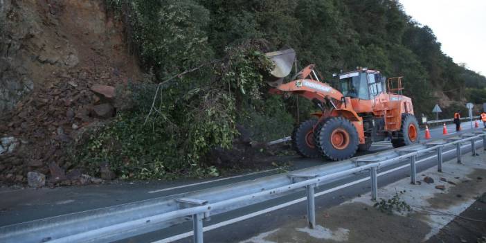 Karadeniz Sahil Yolu'nda heyelanın izleri siliniyor! Ulaşım tek şeritten sağlanıyor