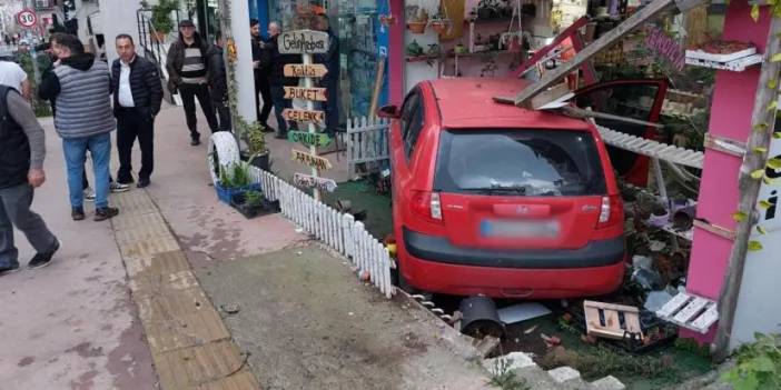 Samsun’da yoldan çıkan otomobil dükkana girdi!