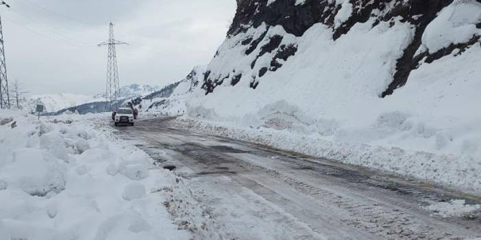 Artvin'de çığ alarmı: 6 köyün yolu 3 saatte ulaşıma açıldı