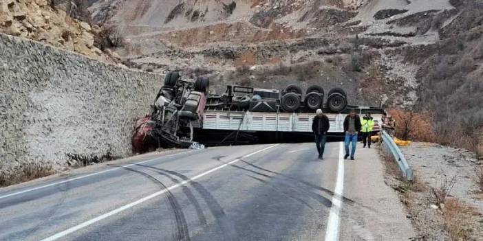 Gümüşhane'de tır duvara çarptı! Şoför ağır yaralı