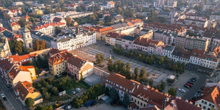 Vistula Nehri üzerinde resmedilmeye değer bir konuma sahip olan Plock