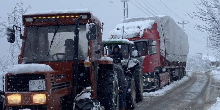 Ordu'da karda mahsur kalan TIR kurtarıldı