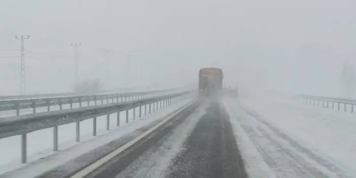 Bayburt’ta ekiplerden kar seferberliği! Yollar ulaşıma açılıyor