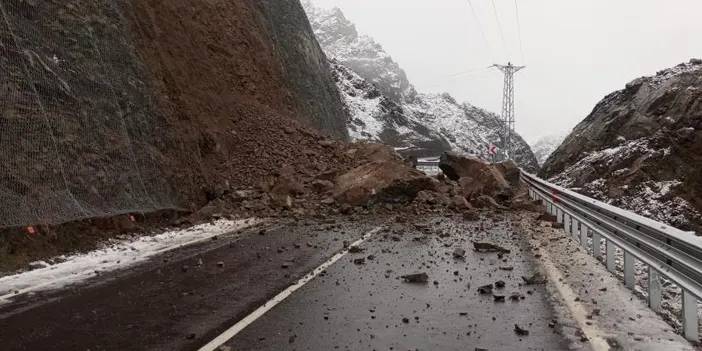 Artvin’i heyelan vurdu! Karayolu ulaşıma kapandı