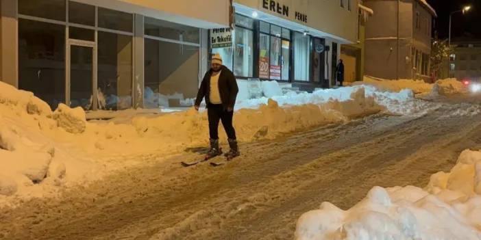 Bayburt’ta kayak tutkunu caddede kayak yaptı