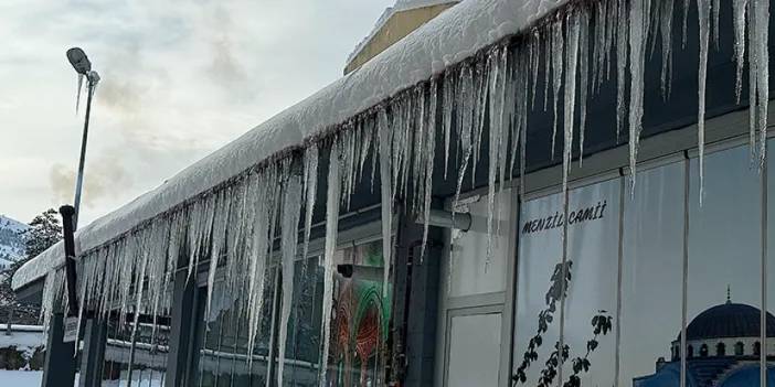 Bayburt'ta dondurucu soğuk! Çatılarda 2 metrelik buz sarkıtları oluştu