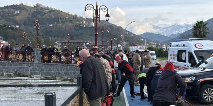 Rize'de öğrenci servisi ile otomobil çarpıştı! 10 yaralı