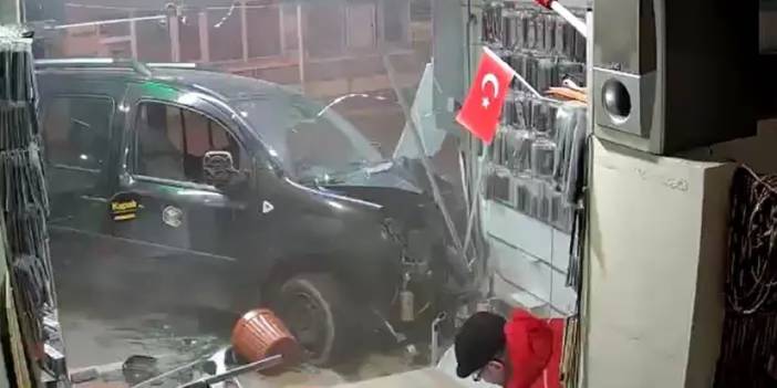 Rize’de hafif ticari araç iş yerine girdi! 1 yaralı