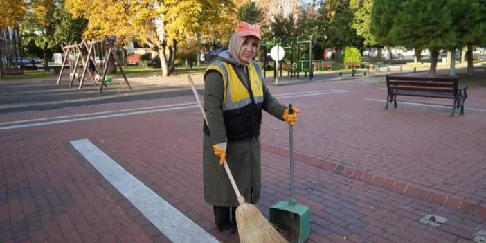 Samsun’da fedakar anne yolları süpürerek çocuk okutuyor!