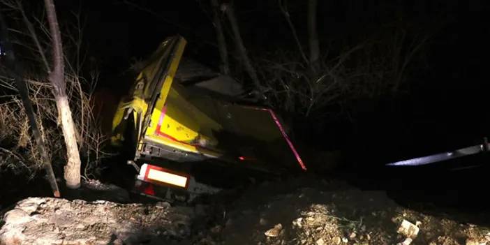 Samsun’da feci kaza! Yoldan çıkan tır uçuruma yuvarlandı!