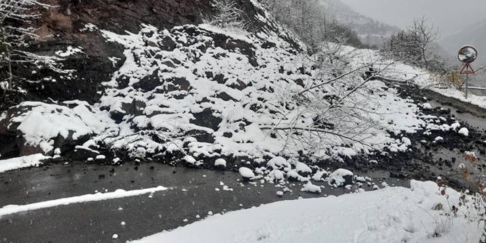 Trabzon'da toprak kayması! Köy yolu ulaşıma kapandı