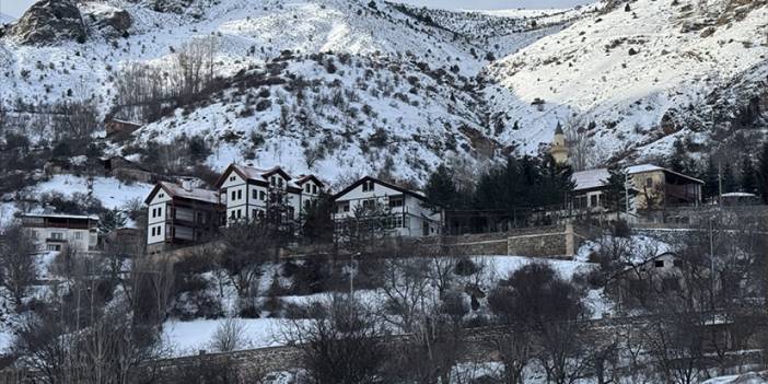 Gümüşhane'de  tarihi mahalle beyaza büründü