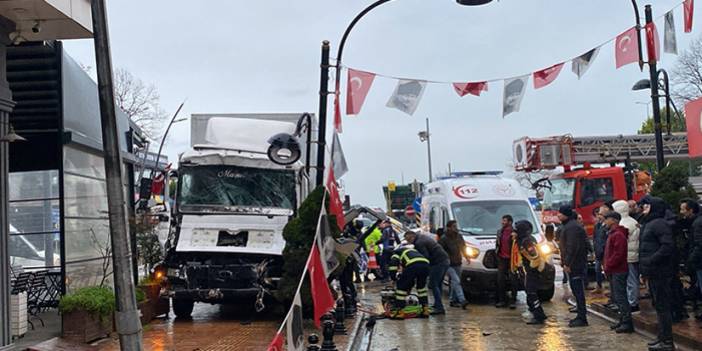 Giresun'da kamyonla tır çarpıştı! Feci kazada 3 yaralı var