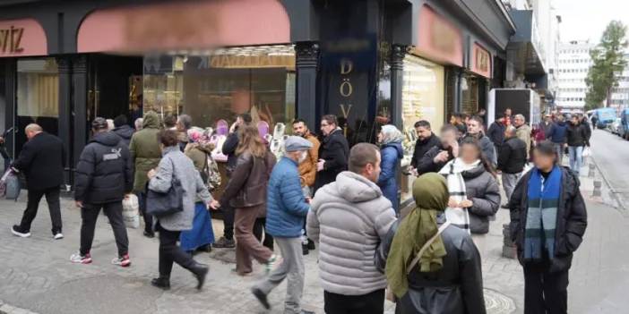 Samsun’da tek döviz bürosunun önünde kuyruk oluştu!