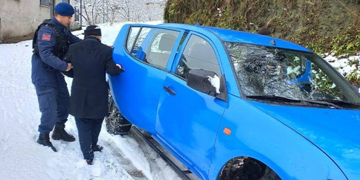 Giresun’da kar engeline takılan diyaliz hastasına jandarma yardımı