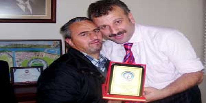 Oktay Saral'dan anlamlı plaket