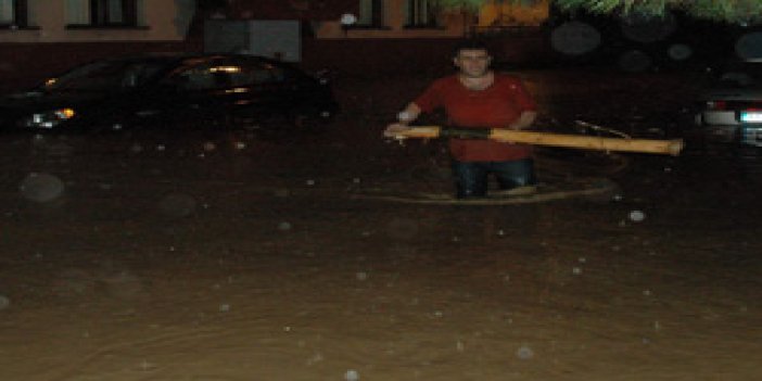 Sürmene'de evleri su bastı